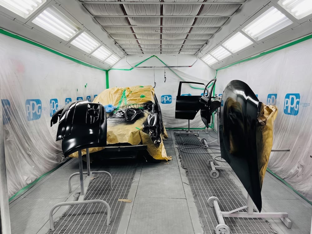 Cabine de pintura da Rush Car com peças de um veículo em processo