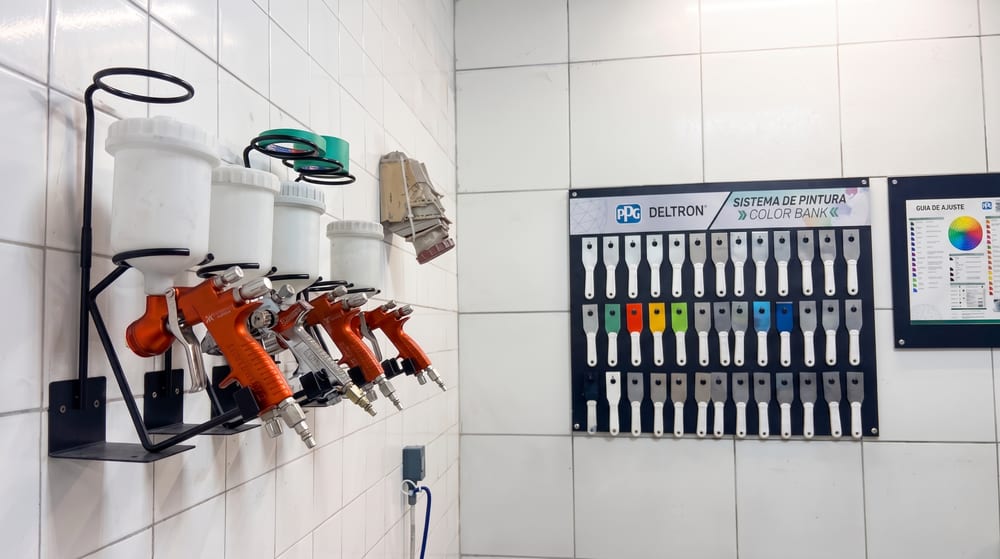 Sala de preparação de tintas com pistolas e sistema PPG Deltron Color Bank