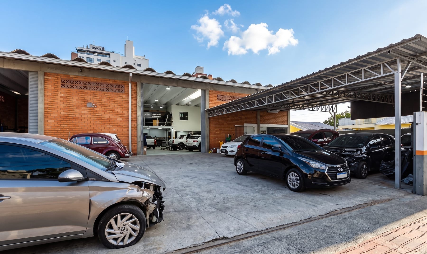 Pátio e área de atendimento da Rush Car Kobrasol