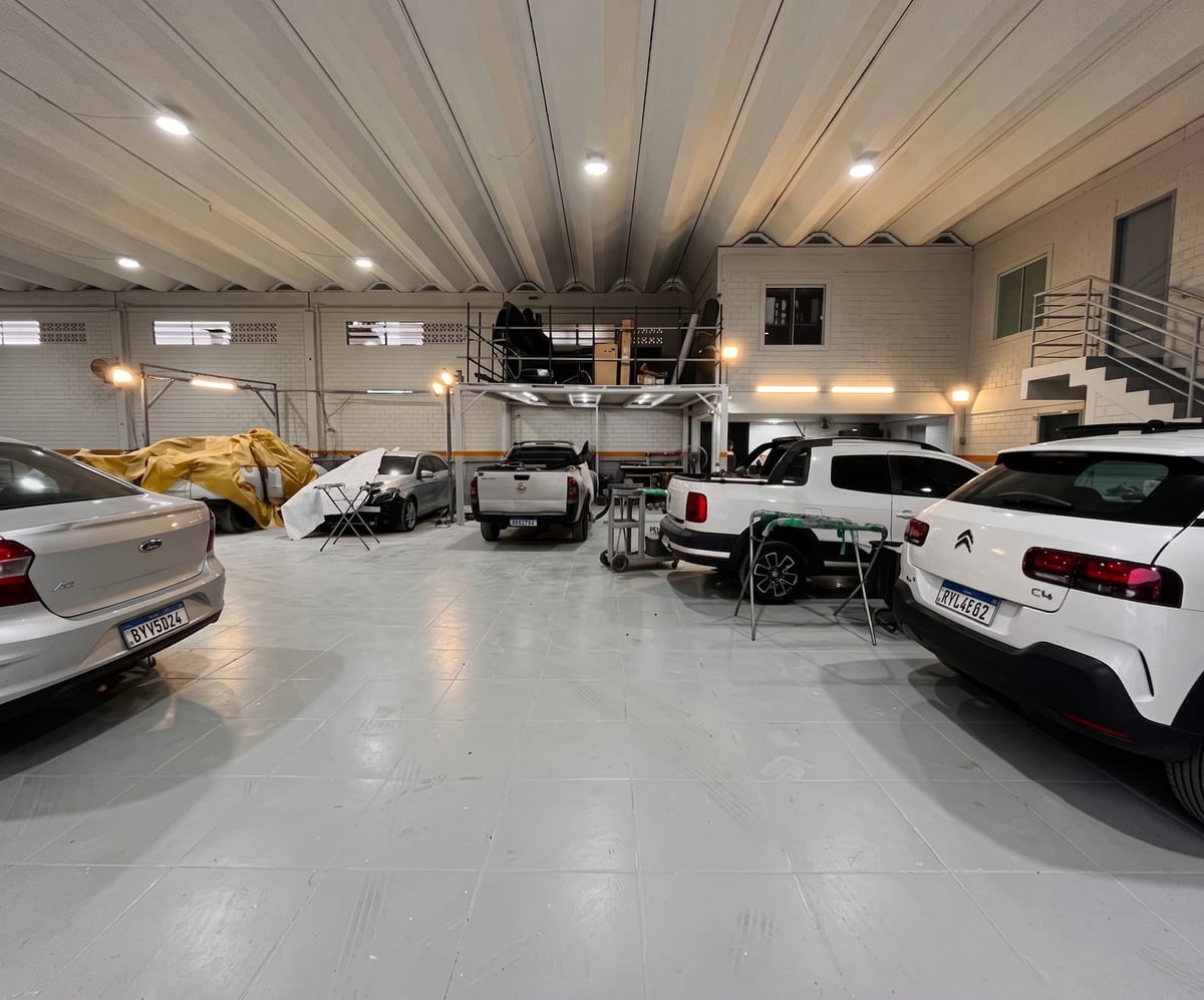 Oficina da Rush Car Kobrasol com veículos em processo