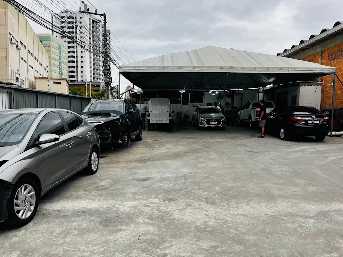 Veículos estacionados na oficina